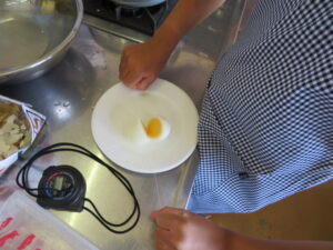 ５年生が調理実習をしました。