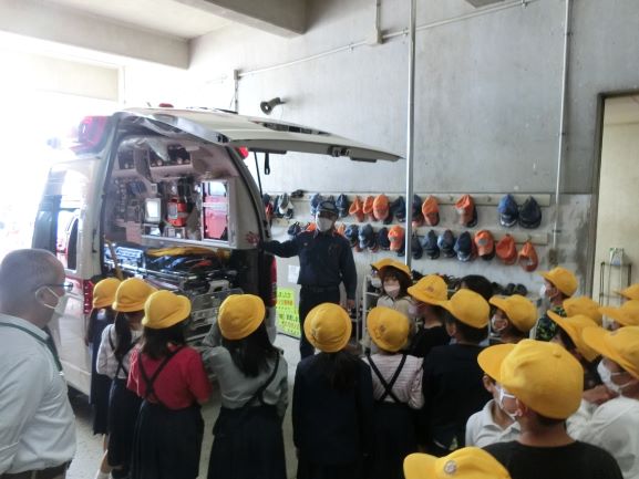 ３年生が那賀防災センターに見学にいきました。
