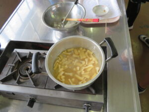 味噌汁の調理実習をしました。