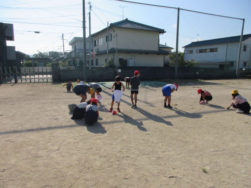 運動場の草引き