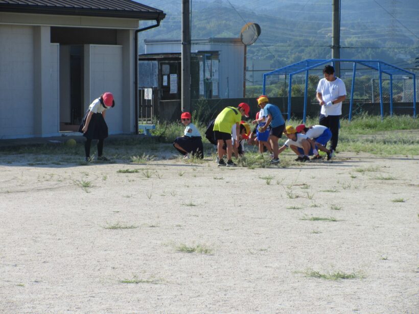 運動場の草引き