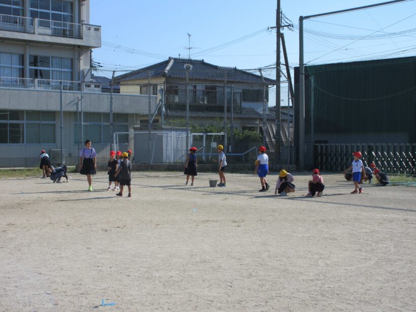 運動場の草引き