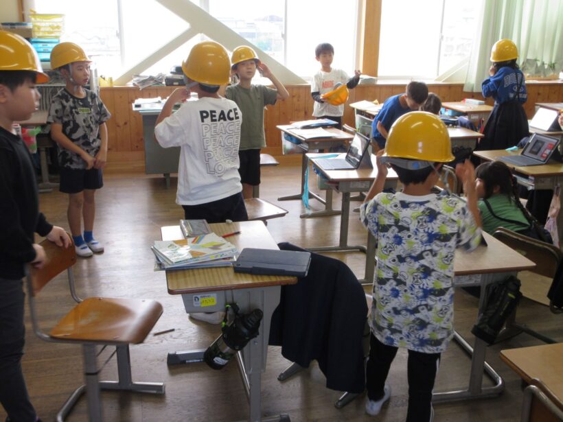 「地震だ！」避難訓練をしました