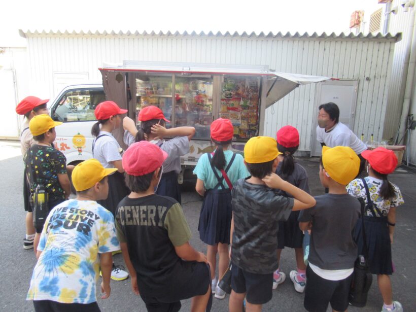 スーパーマーケットの見学（３年生）