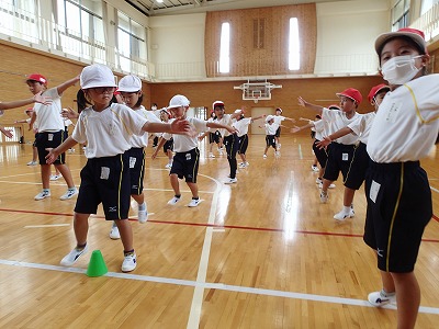 低学年団体ダンス練習