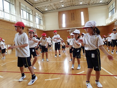 低学年団体ダンス練習