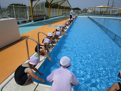 初めてのプール水泳