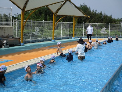 初めてのプール水泳