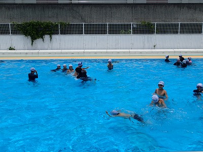 初めてのプール水泳