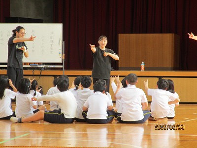 ４年 劇団風の子中部によるワークショップ