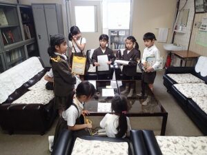 １・２年 校内探検