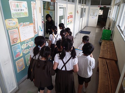 １・２年 校内探検