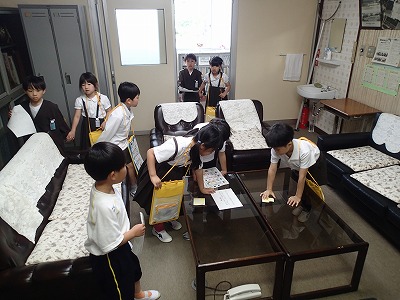 １・２年 校内探検