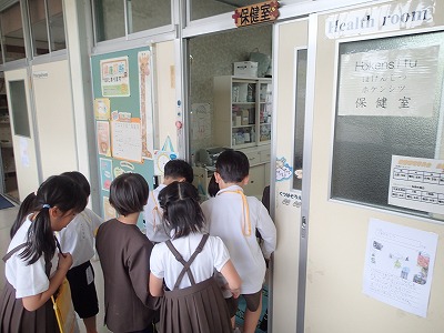 １・２年 校内探検