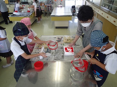 ２年 梅ジュース作り２