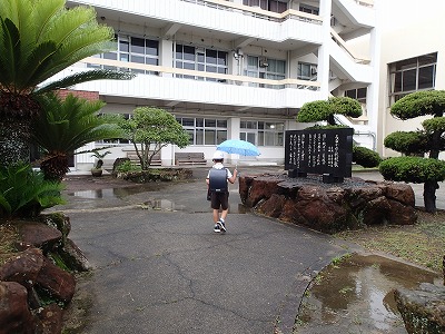 雨の中での登校