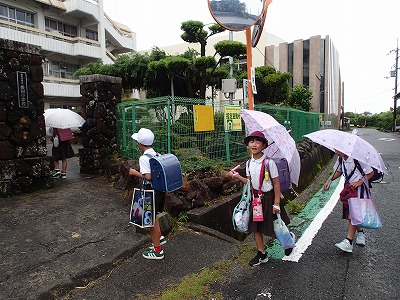 雨の中での登校