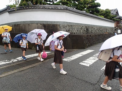 雨の中での登校