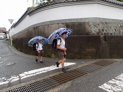 雨の中での登校