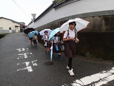雨の中での登校