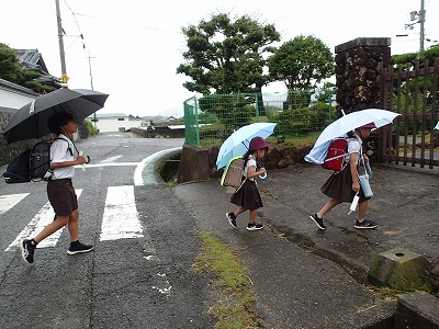 雨の中での登校