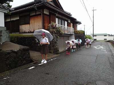 雨の中での登校