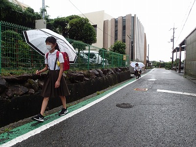 雨の中での登校