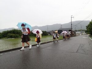 雨の中での登校
