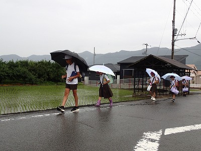 雨の中での登校