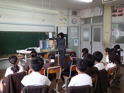 ３・４年 しろくまちゃん読み聞かせ