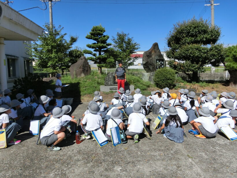 ３年生が校外学習に行っていきました