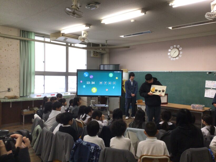 貴志川高校のお兄さんお姉さんによる読み聞かせ（２年生）