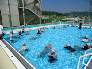 着衣水泳