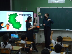 1･2年生にALTの授業がありました