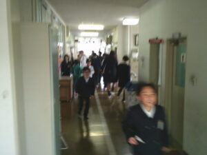 学校かくれんぼ