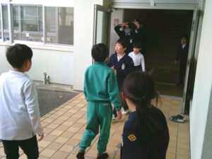 学校かくれんぼ