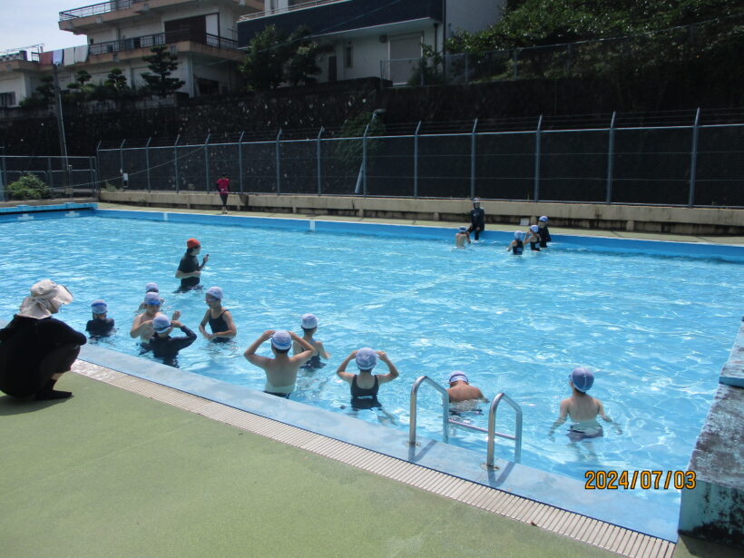 晴天のもと、プール水泳２回目