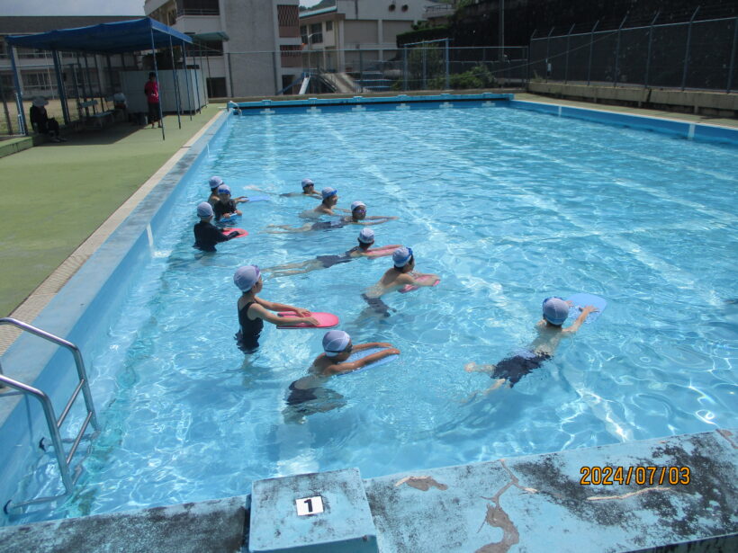 晴天のもと、プール水泳２回目