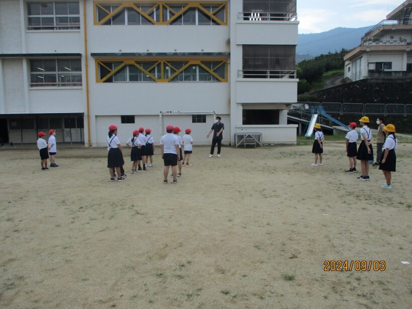 運動場の石拾い