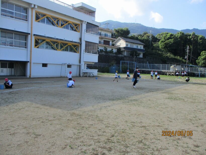 運動場の石拾い２