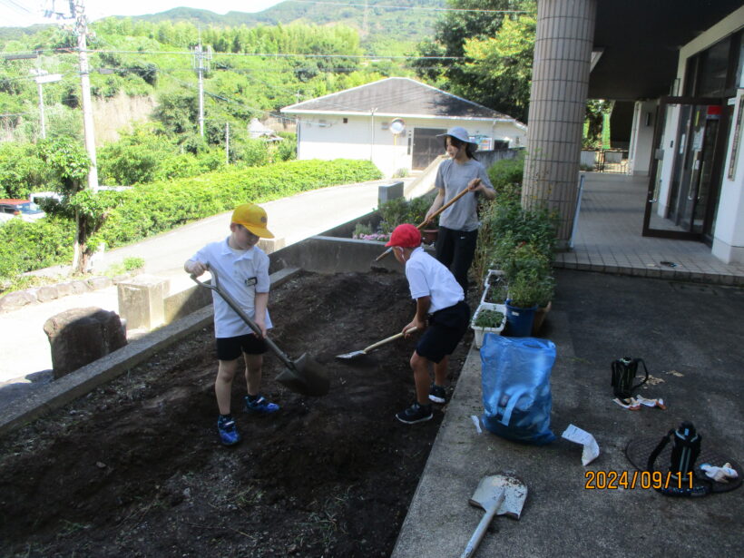 学級園の畝作り（２年生）