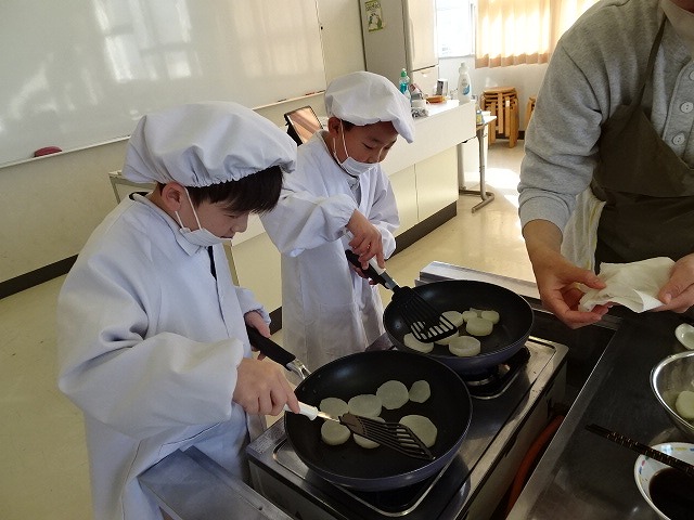 ２年生「野菜の収穫」と「調理実習」