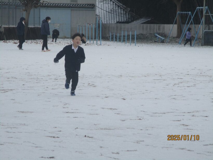 朝の雪遊び