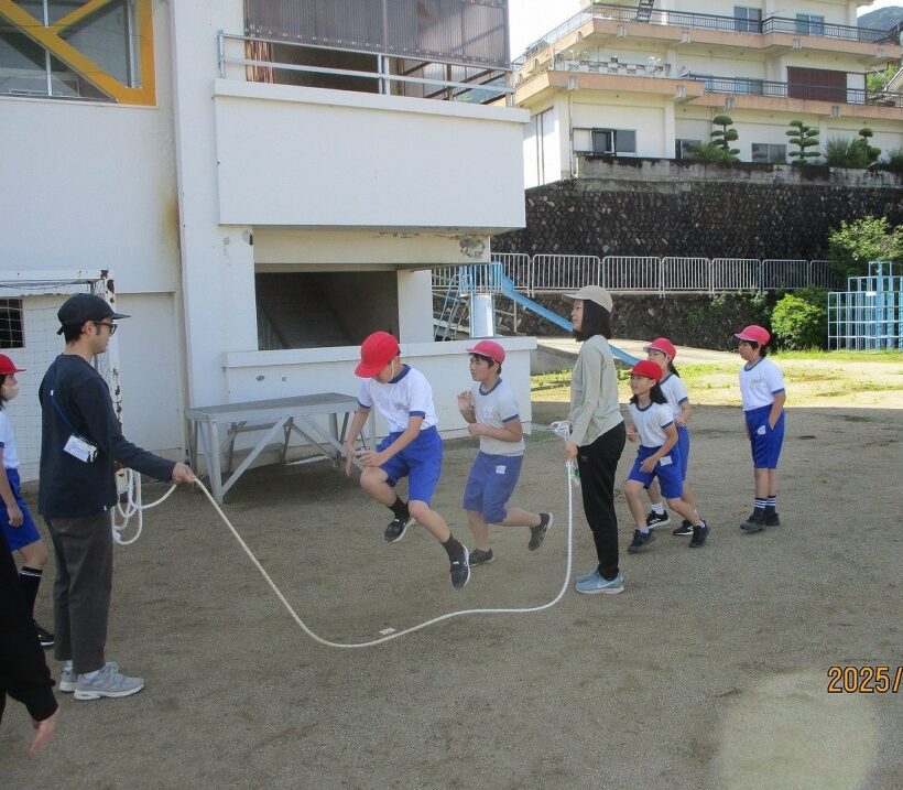 朝の合同体育（大縄跳び）