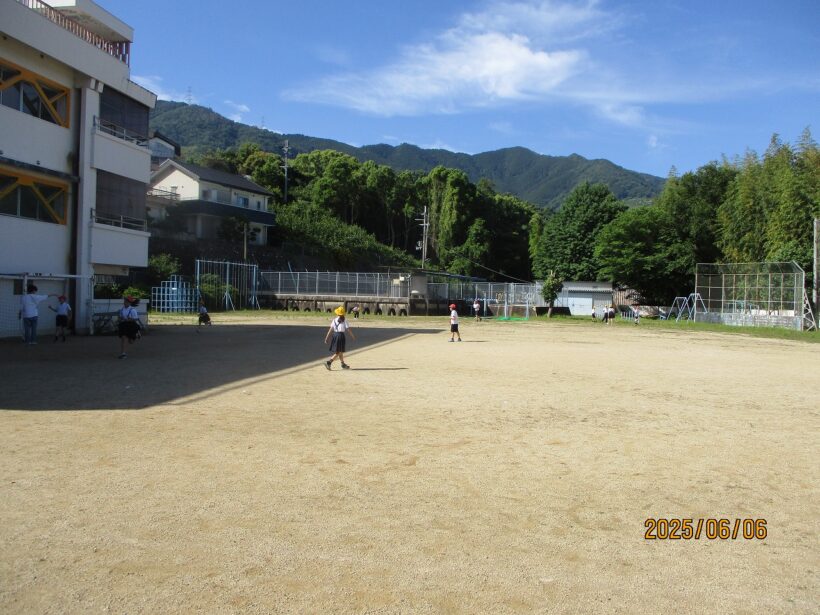 朝の全校あそび（隠れ鬼ごっこ）