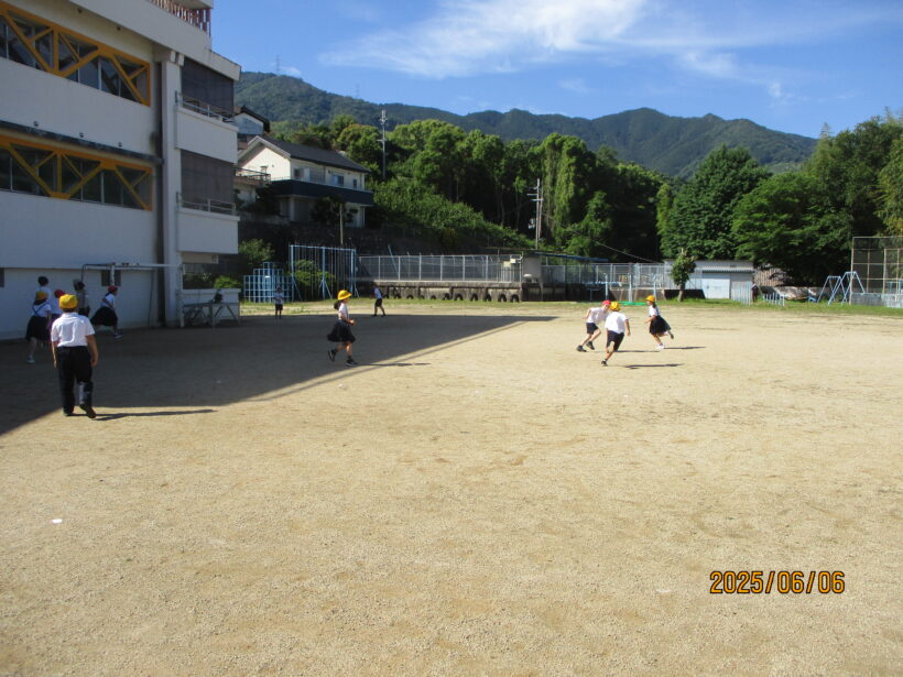 朝の全校あそび（隠れ鬼ごっこ）