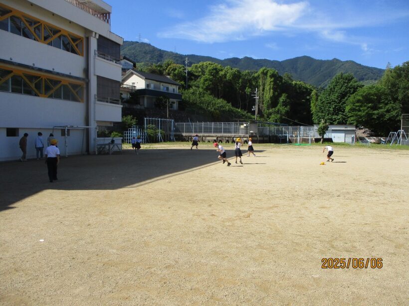 朝の全校あそび（隠れ鬼ごっこ）