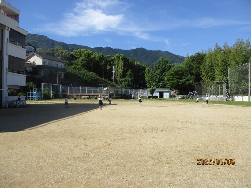 朝の全校あそび（隠れ鬼ごっこ）