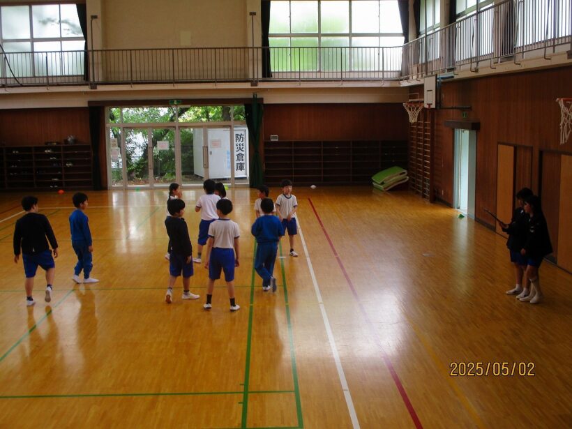 今年の遠足は雨天のため、レクリエーションに変更