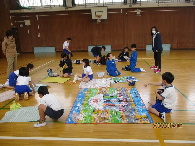 今年の遠足は雨天のため、レクリエーションに変更